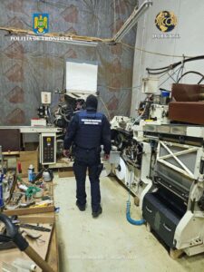 Fabrică de țigări clandestină descoperită de polițiștii de frontieră