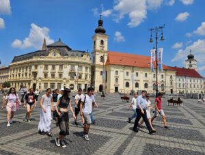Copiii dispăruți, persoanele urmărite sau evadate, precum și avertizările de vreme severă – direct pe panourile publicitare digitale din București și alte 17 orașe, inclusiv si la Sibiu