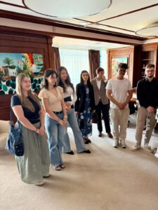 Studenții din programul de internship la Ministerul Culturii și-au încheiat parcursul cu o întâlnire de bilanț alături de ministrul András Demeter