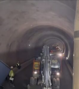 S-a finalizat turnarea betonului rutier în prima galerie (sensul Pitești-Sibiu) a tunelului Momaia – Video