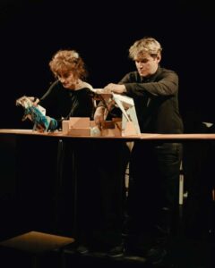 Teatrul „Magic Puppet” aduce la Sibiu o poveste tăioasă spusă cu păpuși