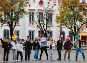 Despre libertatea de a deveni altcineva într-o expoziție temporară la Teatrul „Gong” din Sibiu