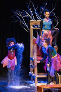 NĂSCUT ÎN ’90, cel mai longeviv spectacol din teatrul independent românesc, se va juca din nou în Sibiu, la 11 ani de la premieră