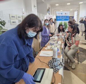De Ziua Mondială BPOC, sute de studenți și-au testat sănătatea pulmonară în cadrul campaniei „Alegeri greșite”