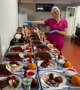 Pacienți tratați cu meniu festiv