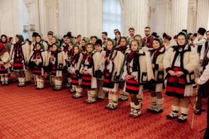 Ministrul Educației și Cercetării, Daniel David, alături de copii și de profesorii acestora, în cadrul unui eveniment dedicat sărbătorilor de iarnă – 2025
