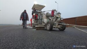 Video – Cristian Pistol – Autostrada Sibiu – Pitești (A1), secțiunea 3 (Cornetu – Tigveni): au început lucrările de asfaltare pe un tronson experimental!