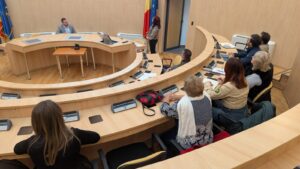 Astăzi au avut loc primele 𝐝𝐞𝐳𝐛𝐚𝐭𝐞𝐫𝐢 𝐩𝐮𝐛𝐥𝐢𝐜𝐞 dedicate ghidurilor pentru finanțările nerambursabile ce vor fi acordate în anul 2026 prin 𝐀𝐠𝐞𝐧𝐝𝐞𝐥𝐞 𝐉𝐮𝐝𝐞𝐭̦𝐮𝐥𝐮𝐢 𝐒𝐢𝐛𝐢𝐮