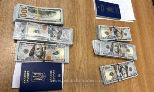 60.000 de dolari ascunși în încălțămintea a două femei, descoperiți la PTF Siret