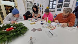 Premieră la Muzeul Național Brukenthal din Sibiu – pacienții de la Spitalul Clinic de Psihiatrie din Sibiu au creat decorațiuni de Crăciun