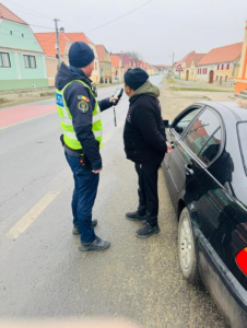 La volanul unui autoturism având acest drept suspendat