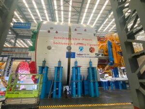 Instalația de tip TBM (Tunnel Boring Machine), “cârtița” care va realiza primul tunel rutier de autostradă din România executat cu această tehnologie, a ajuns noaptea trecută în Portul Constanța