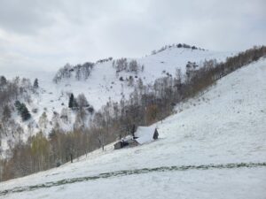 Drumeție pe urmele vechilor păstori din Rașinari. Aveau livadă în vârf de munte