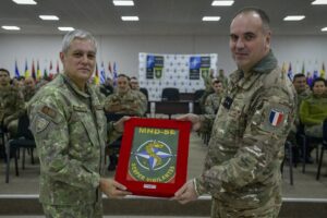 Șeful Statului Major al Apărării, generalul Gheorghiță Vlad, l-a felicitat pe comandantul DM S-E, generalul de brigadă Cornel Tonea-Bălan, cu prilejul ceremoniei de primire a comenzii