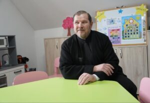 De la sudor la cel mai tânăr protopop din România: povestea părintelui Vasile Gafton din Avrig