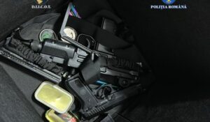 PERSOANE CERCETATE PENTRU CONSTITUIRE A UNUI GRUP INFRACȚIONAL ORGANIZAT ȘI TRAFIC DE DROGURI