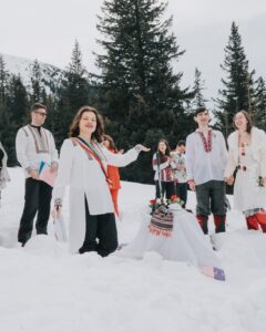 Dragobete în bocanci: verighete cu munți gravați pentru îndrăgostiți