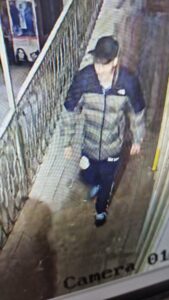 Au fost identificați încă doi dintre tinerii care au încercat să distrugă o podea de pe o pasarelă