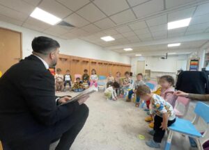 Subprefectul, Florian Giubega, o zi printre povești la Grădinița „Elefănțelul Curios”