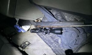 Armă de vânătoare descoperită de polițiștii de frontieră într-o mașină la Vișeu de Sus