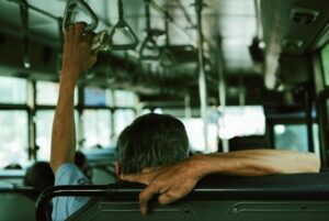 Transport public gratuit pentru pensionarii din Șelimbăr. Cine beneficiază, cum se obține abonamentul și cum se validează