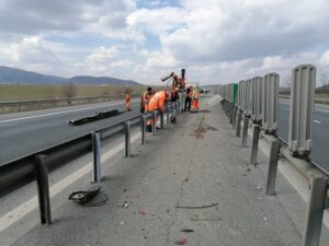 Lucrări de întreținere executate de angajații DRDP Brașov din cadrul Secției Autostrăzi Sibiu