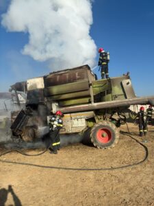 Combină agricolă cuprinsă de flăcări