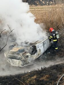 Pompierii sibieni au intervenit în această dimineață pe DJ 106 în apropierea localității Ighișu Vechi la un accident rutier urmat de incendiu