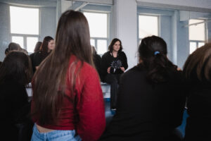 „Comunicare, improvizație și… AI: Ce ne face oameni?” – TNRS organizează săptămânal workshop-uri cu liceenii