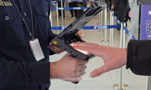 Sibaian urmărit pentru trafic de droguri, adus în țară de către polițiști