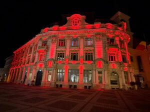 Iluminarea în roșu a unor clădiri emblematice din Sibiu a marcat, în mod simbolic, solidaritatea autorităților locale în lupta împotriva tuberculozei, de Ziua Mondială dedicată acestei afecțiuni