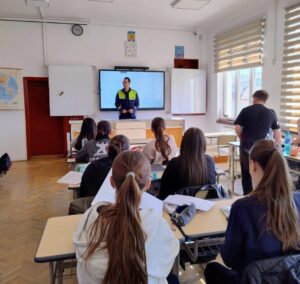 Activități pentru creșterea siguranței școlare desfășurate de polițiștii sibieni în Agnita