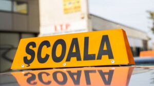 Începând cu data de 1 iulie 2026, testul de verificare a cunoașterii regulilor de circulație, susținut în vederea reducerii perioadei de suspendare a exercitării dreptului de a conduce, nu va mai fi susținut la sediul Inspectoratului de Poliție Județean Sibiu, ci la sediul oricărui serviciu public comunitar regim permise de conducere și înmatriculare a vehiculelor din țară