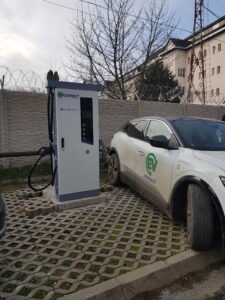 Încă 45 de stații publice pentru încărcarea mașinilor electrice vor fi funcționale din această vară