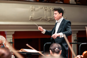Dirijorul Dominic Grier și pianistul Matei Rogoz, în concert la Filarmonica de Stat Sibiu