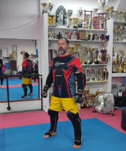 Ziua construiește case, seara intră în ring pentru a forma campioni. „Kickboxingul este, în primul rând, despre apărare.”