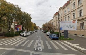 Se frezează asfaltul vechi de pe carosabil pe b-dul Victoriei, pe tronsonul dintre str. Rennes și str. Banatului