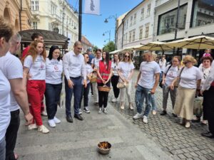 Peste 70 de kilograme de mere distribuite sibienilor în cadrul campaniei antifumat „Respiră liber”