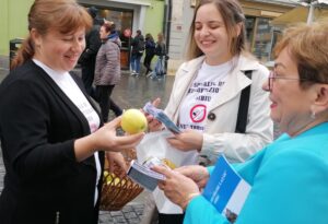 Mere în schimbul țigărilor, oferite sibienilor în Campania Antifumat „Respiră liber”