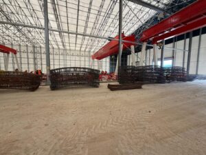 Imagini din fabrica unde se execută segmentele prefabricate necesare execuției Tunelului Poiana de pe Secțiunea 3 a Autostrăzii A1, Sibiu – Pitești.