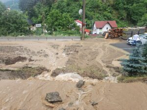 Drum blocat din cauza viiturilor – Video