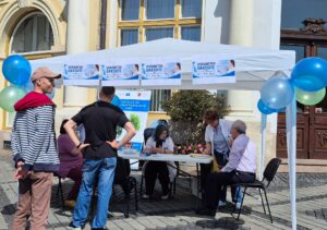 Aproximativ 150 de sibieni și-au testat gratuit sănătatea pulmonară în cadrul campaniei „Respiră Liber”, în Piața Mare din Sibiu