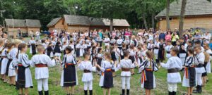 Copilăria se trăiește în pași de dans