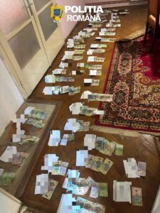 Parchetului de pe lângă Tribunalul Sibiu a dispus măsura reținerii pe o durată de 24 de ore față de o persoană cu funcție de conducere din Unității de Asistență Medico-Socială Sibiu – Căminul Spital Sibiu, cercetată în cadrul dosarului penal cu privire la săvârșirea a cinci infracțiuni de corupție