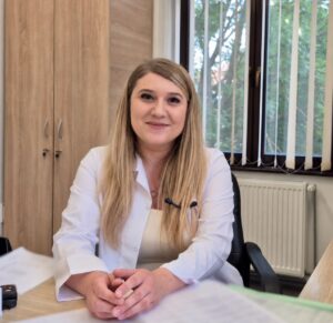 Medicii recomandă curățarea periodică a aparatelor de aer condiționat pentru protejarea sănătății respiratorii. Dr Simina Mustățea: Aerul poate transporta particule de praf și microorganisme care pot agrava bolile pulmonare cronice