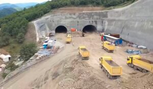 Video – Autostrada Sibiu – Pitești (A1), secțiunea 2: a fost străpunsă astăzi și cea de-a doua galerie (264 m) a tunelului Boița 1!