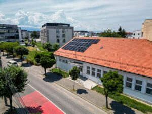Energie smart: 10 clădiri publice vor avea electricitate “verde”. A început instalarea panourilor fotovoltaice
