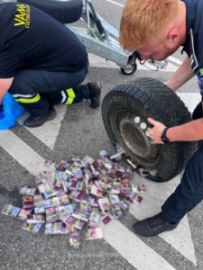 Aproximativ 10.000 de țigarete ascunse în bagaje și într-o roată de rezervă, descoperite de polițiștii de frontieră