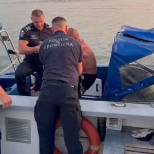Salvat la timp de polițiștii de frontieră, după ce a adormit pe un colac în mijlocul Dunării – Video
