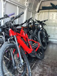 Biciclete electrice în valoare de 20.000 de euro, căutate de autoritățile austriece, descoperite de polițiștii de frontieră bihoreni